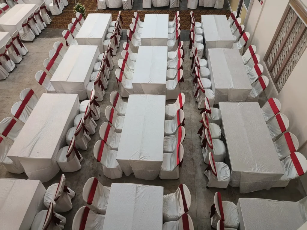 Tablecloth size guide: banquet tables with white tablecloths in a hotel ballroom